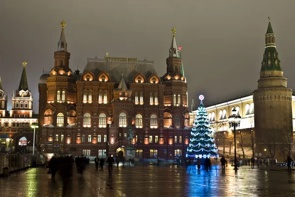 Moscú, Rusia - 14 de diciembre de 2011: Árbol de Navidad cerca del Kremlin —  Fotos de Stock