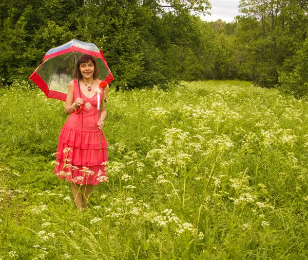Mladá žena s rudou růži a deštník — Stock fotografie