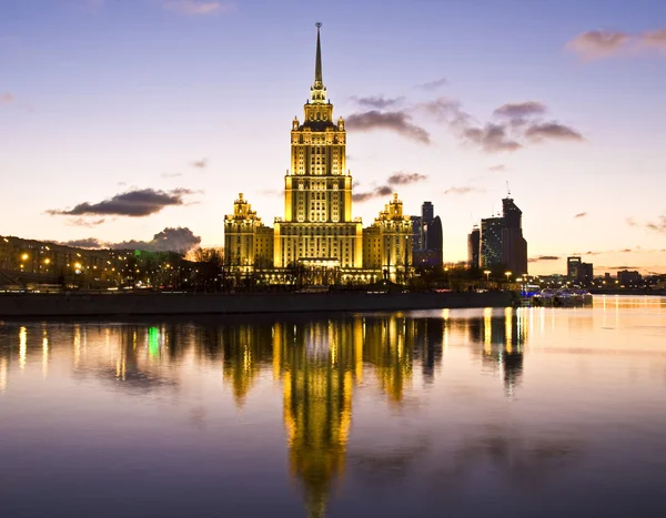 Moskva, "Ukraina" ("redisson slavyanskaya hotel") — Stockfoto
