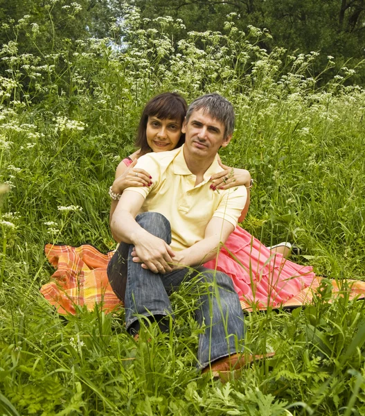 Para w trawie — Zdjęcie stockowe