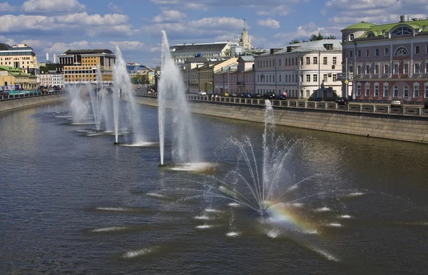Москва, фонтаны на канале — стоковое фото