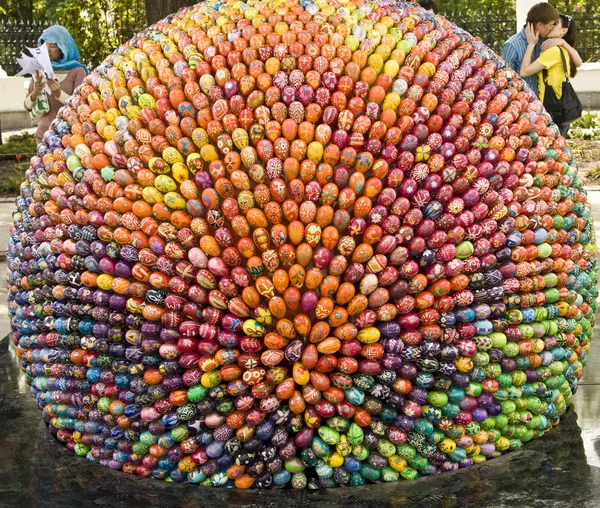 Skulptur av påskägg. Stockbild