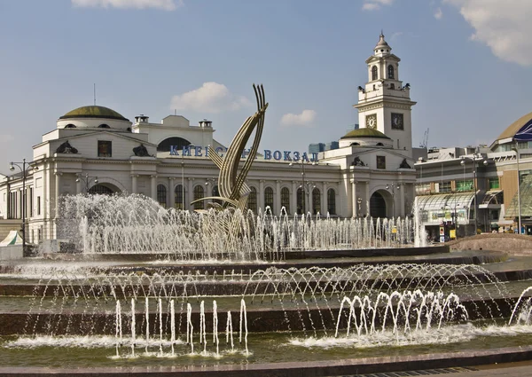 Москва, фонтаны и Киевский вокзал — стоковое фото