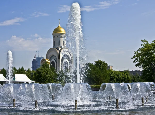 Moskau, kirche des heiligen georges und brunnen — Stockfoto