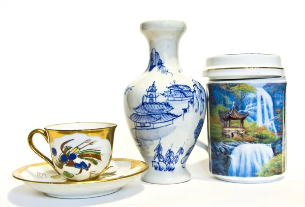Geschirr im östlichen Stil - zwei Tassen und Vase — Stockfoto