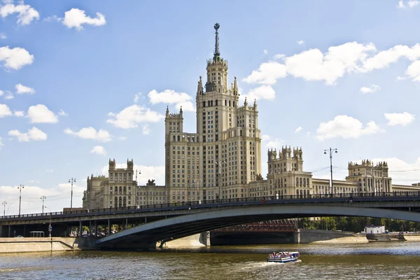 Moskova, yüksek katlı bina — Stok fotoğraf