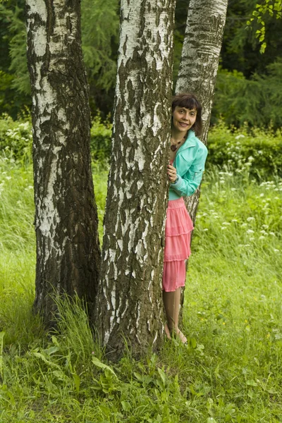 Молодая женщина возле берез — стоковое фото