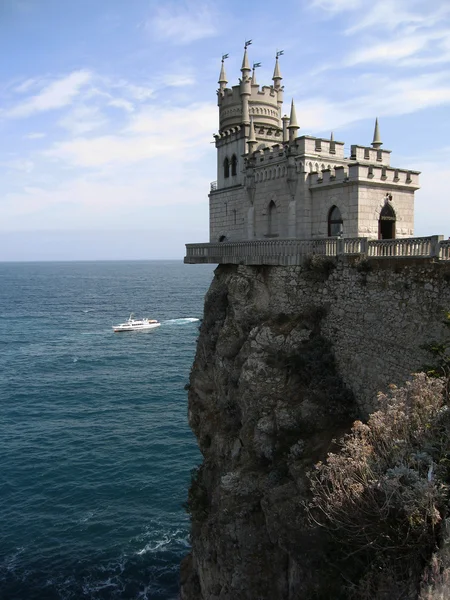 Castillo El nido de golondrina en la Crimea sobre el mar Negro en Ucrania — Foto de Stock