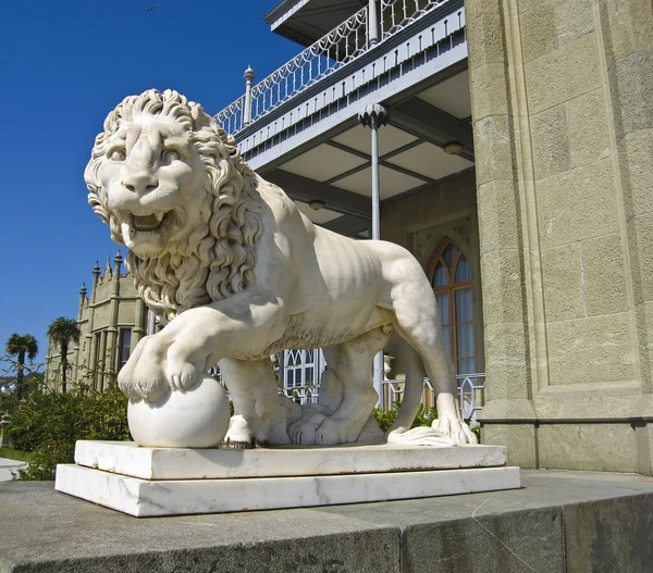 Skulptur av lion nära vorontcovskiy palace, Krim — Stockfoto