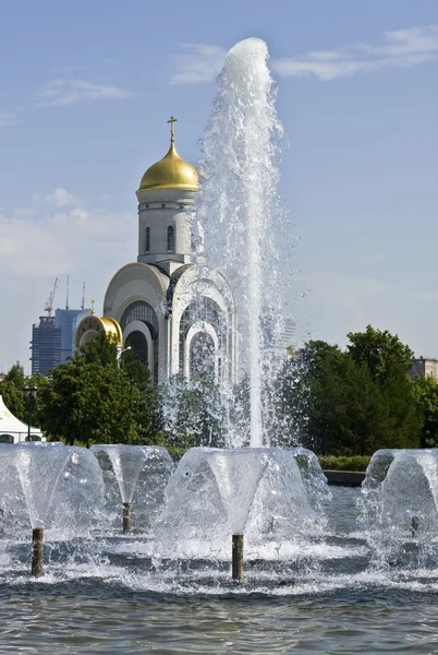 Moskou, kerk van st. george en fonteinen — Stockfoto
