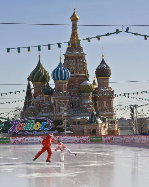 Moscou, pista de patinação na Praça Vermelha e St. Basílio (Pokrovskiy ) — Fotografia de Stock