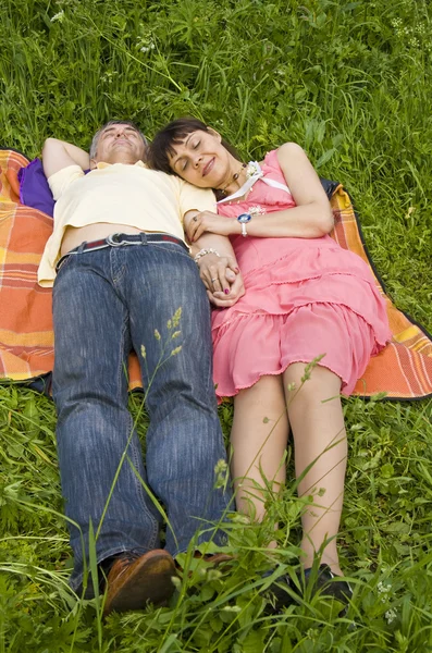 Paar slapen op gras — Stockfoto