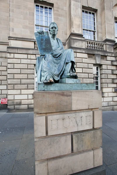 Эдинбург - статуя на Королевской Миле . — стоковое фото