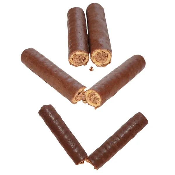 Rolos de creme de chocolate quebrado com preenchimento de avelã isolado em branco — Fotografia de Stock