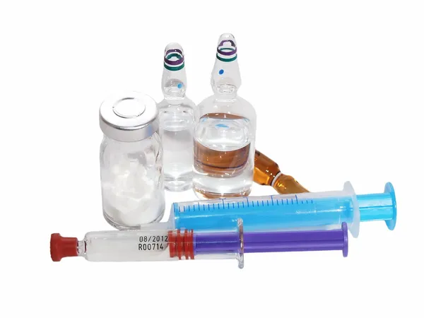 Geneeskunde flesjes en spuit geïsoleerd op witte achtergrond — Stockfoto