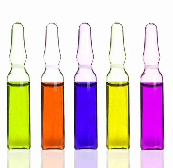 Kleurrijke verzameling medische ampullen met kleurrijke reflectie — Stockfoto
