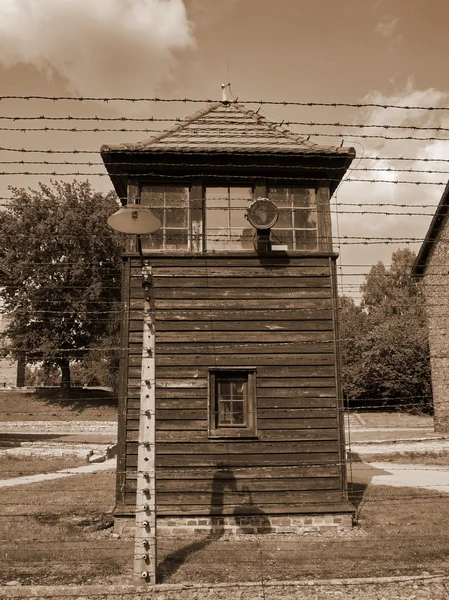 在奥斯威辛集中营和电气化的栅栏的瞭望塔 — 图库照片