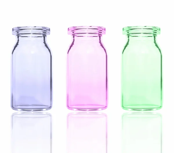 Ampolle mediche colorate isolate su sfondo bianco — Foto Stock