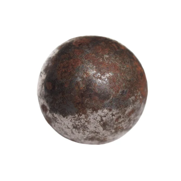 Oude roestig ijzer metalen bal geïsoleerd op witte achtergrond — Stockfoto
