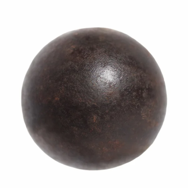 Vecchia palla di ferro arrugginito metallo isolato su sfondo bianco — Foto Stock