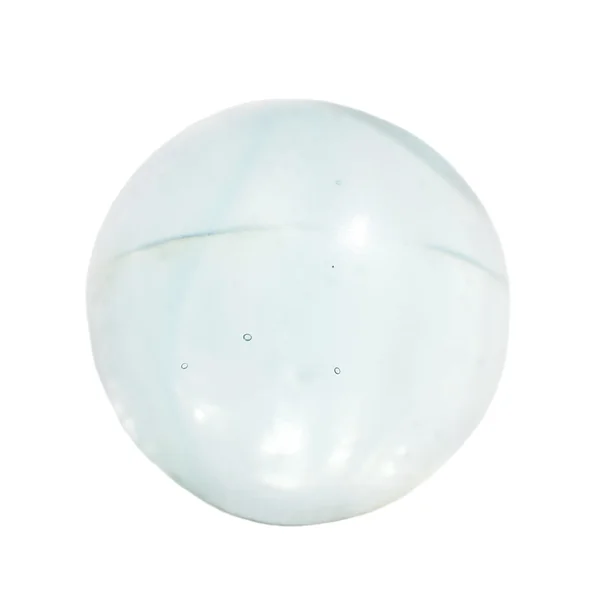 Стеклянные шарики, прозрачный стеклянный шар на белом фоне — стоковое фото