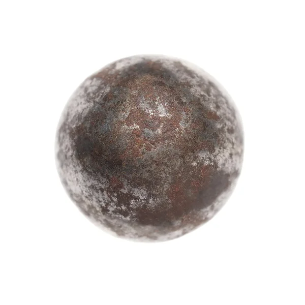 Bola de metal de hierro oxidado viejo aislado sobre fondo blanco —  Fotos de Stock