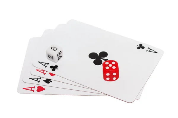 Quatre as jouant aux cartes et dés rouges isolés sur fond blanc — Photo