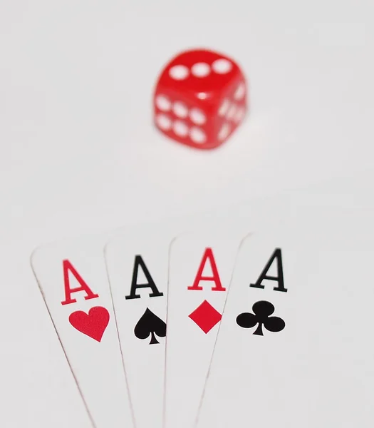 Quatro ases jogando cartas e dados vermelhos isolados no fundo branco — Fotografia de Stock