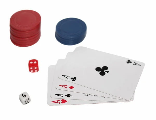 Quattro assi che giocano a carte, dadi rossi e contatori di casinò isolati — Foto Stock