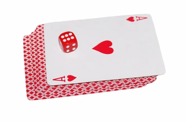 Туз игральные карты и красные кости изолированы на белом фоне — стоковое фото
