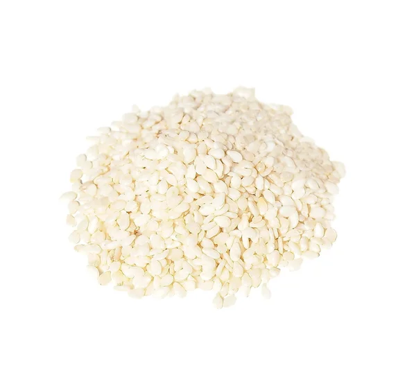 Haufen getrockneter Sesam isoliert auf weißem Hintergrund — Stockfoto