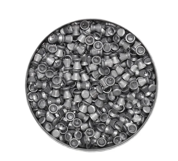Kurşun parçaları üzerinde beyaz izole alüminyum kutu — Stok fotoğraf
