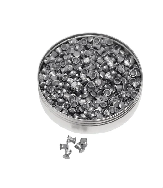 Aluminiumdose mit Bleipellets isoliert auf weiß — Stockfoto