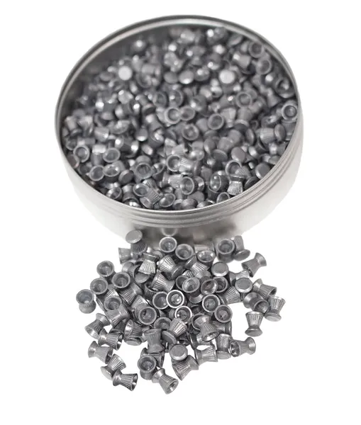 Алюминиевая банка свинцовых гранул, изолированных на белом — стоковое фото