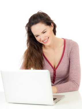 mutlu genç kadın bir dizüstü bilgisayar kullanarak