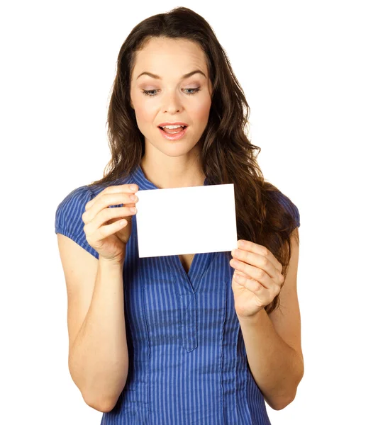Hermosa mujer sosteniendo tarjeta en blanco —  Fotos de Stock