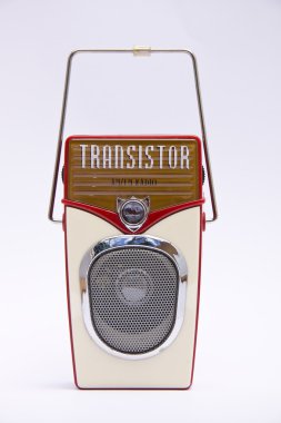 retro bir transistörlü radyo beyaz bitti izole