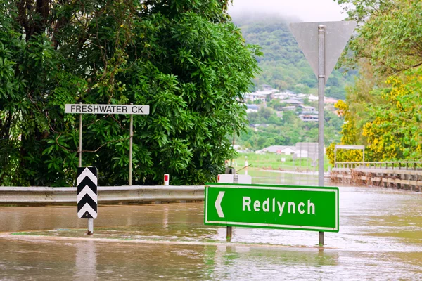 Overstroomd rotonde en bridge in queensland, Australië — Stockfoto