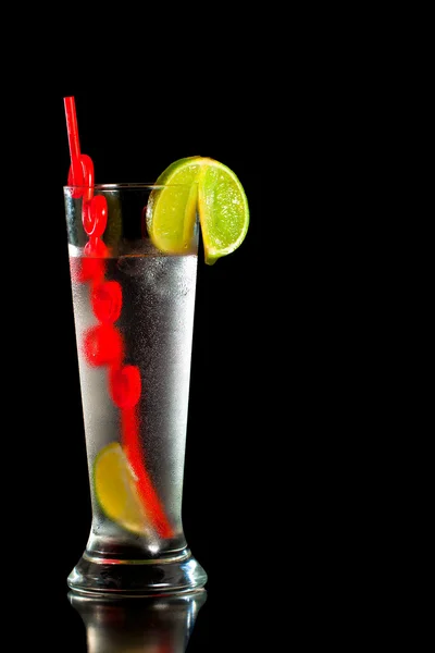 Beber con lima fresca y paja roja —  Fotos de Stock