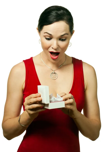 Mycket attraktiv kvinna öppna smycken presentförpackning — Stockfoto