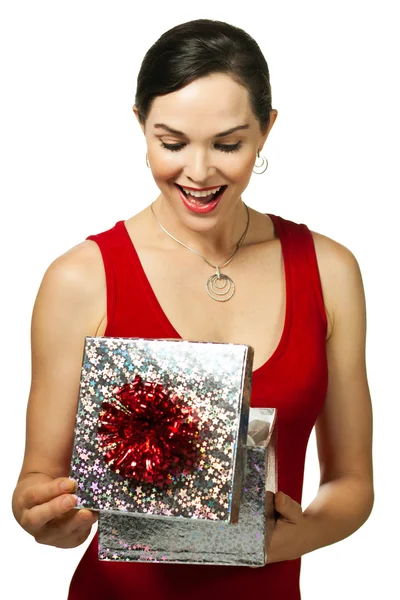 Aantrekkelijke jonge vrouw op zoek in een doos van de gift — Stockfoto