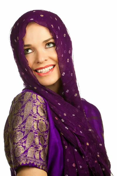 Красива індійська жінка в традиційному одязі та шарфі голови — стокове фото