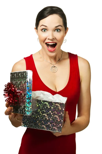 Vacker ung kvinna öppna presentförpackning — Stockfoto