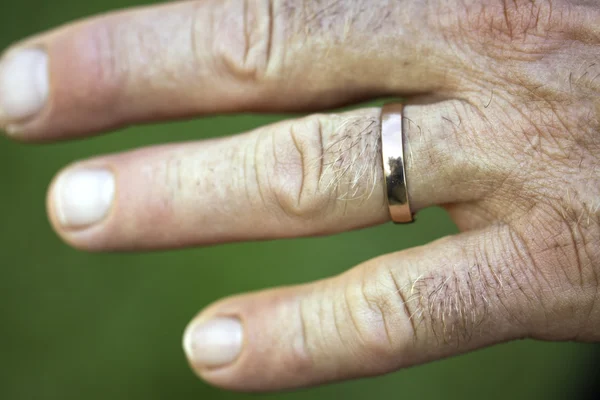 Primer plano de la mano del hombre con anillo — Foto de Stock