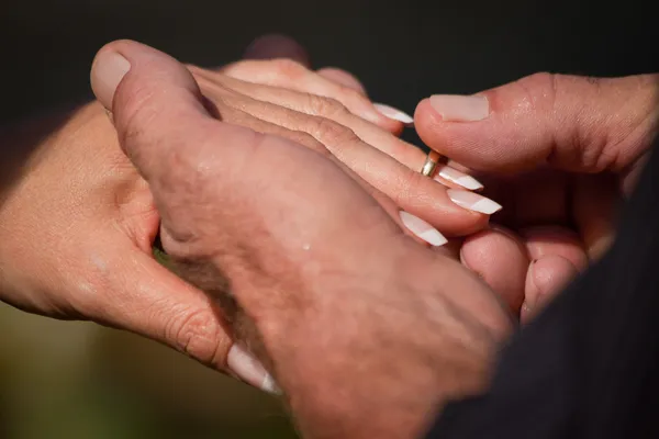 Novio poniendo anillo en el dedo de las novias — Foto de Stock