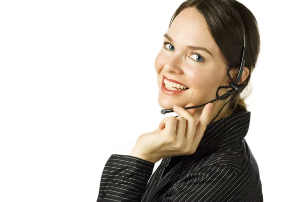 Hermoso agente de servicio al cliente sonriendo durante conversación telefónica — Foto de Stock