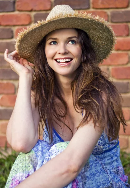 Aantrekkelijke jonge vrouw zitten glimlachen — Stockfoto