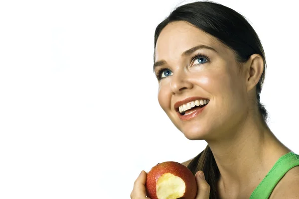吃一个苹果的年轻快乐的美丽女人 — 图库照片