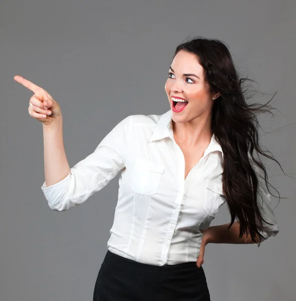 Beautiful business woman pointing to copyspace — Stock Photo, Image