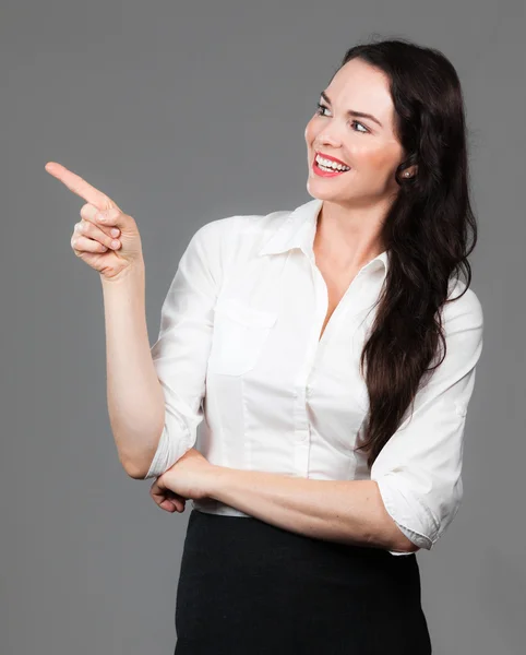Geschäftsfrau zeigt auf Copyspace — Stockfoto